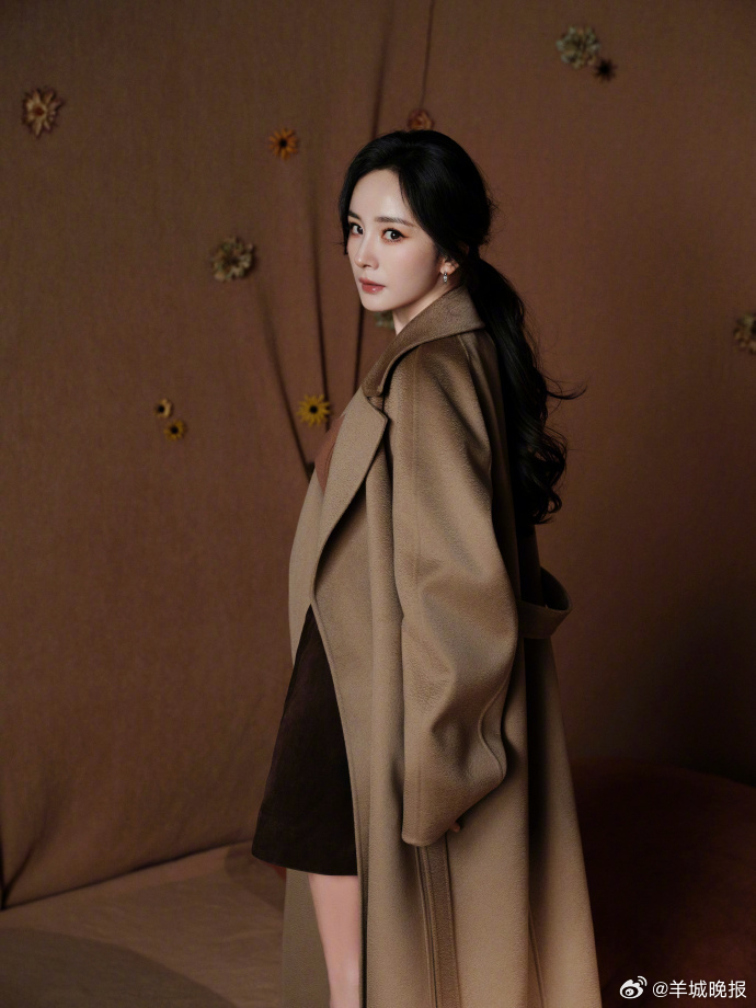 【内娱明星秋季氛围感穿搭，谁的造型最戳你？】秋日微风里的氛围感穿搭，勾勒出松弛又