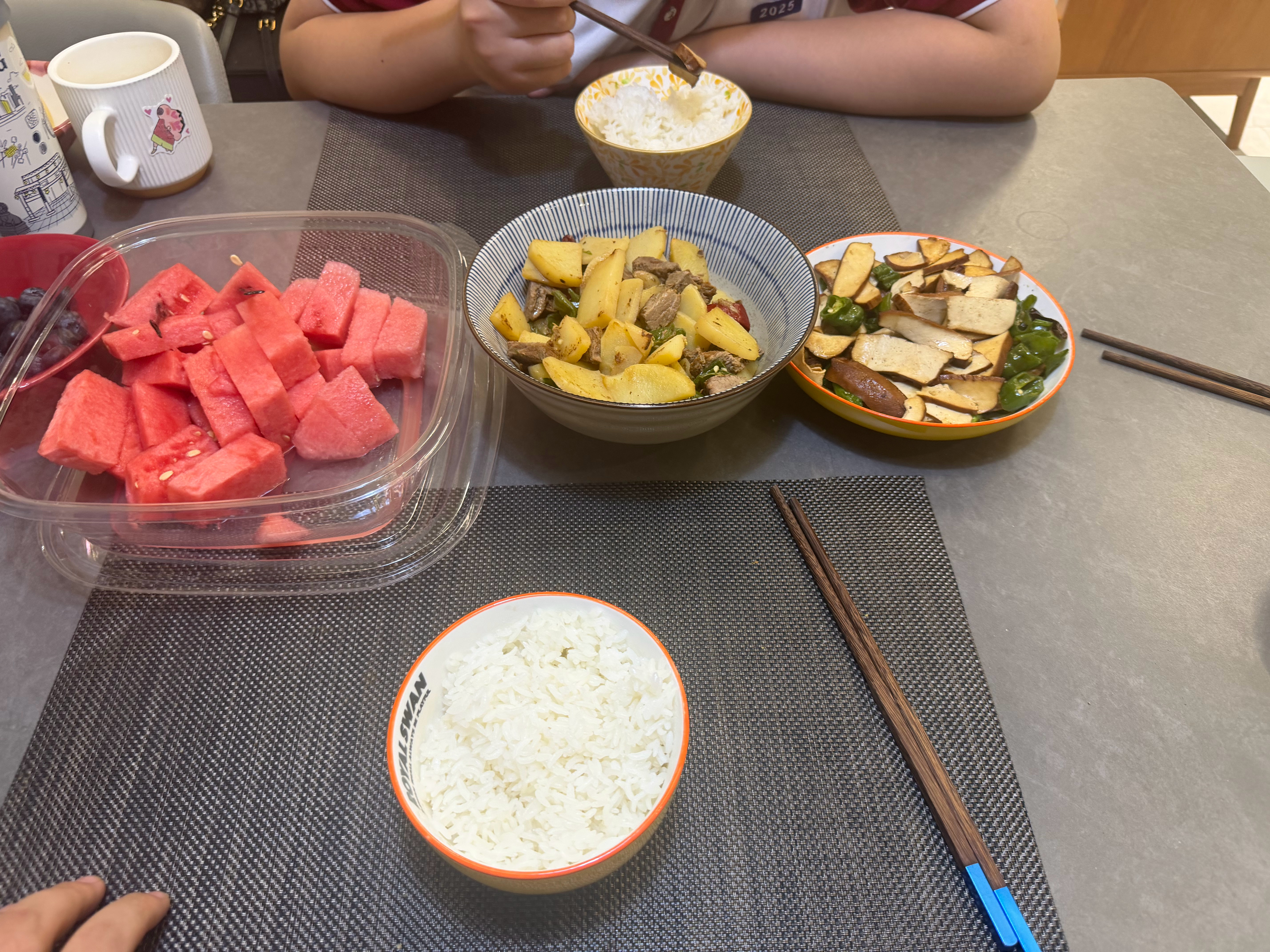 中午和儿子吃一口，儿子妈妈督促他减肥，1个月掉了16斤称 ，青春期减肥就是快