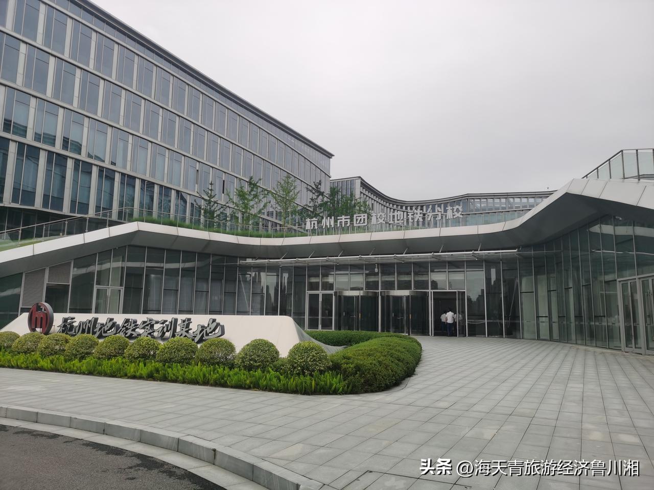 房地产价格暴跌，尤其是长三角地区的房价，杭州的房价一旦暴跌之后，居民的收入缩水，