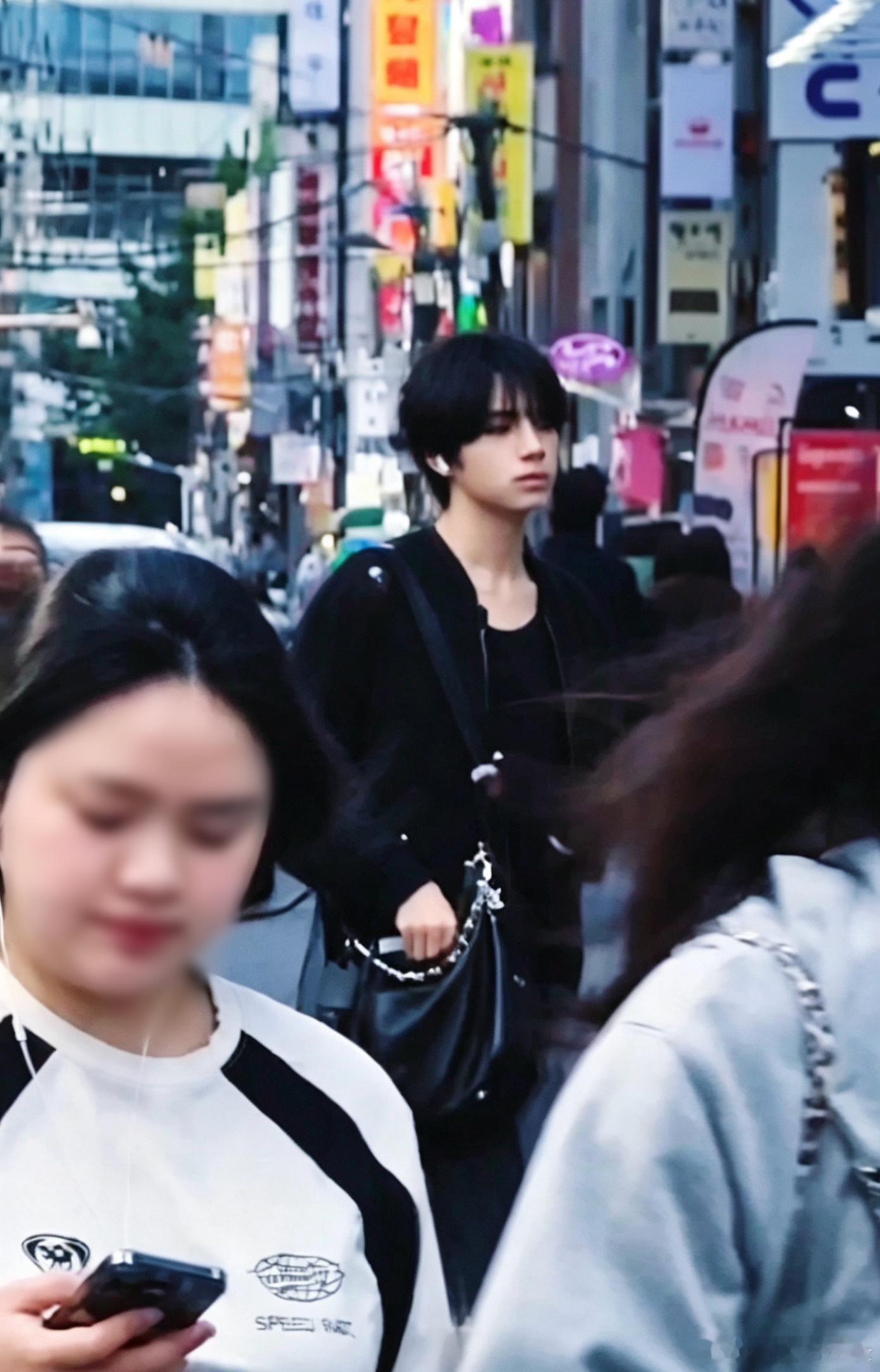 王橹杰这一幕好有电影感王橹杰这一幕好有电影感，人群中闪闪发光 