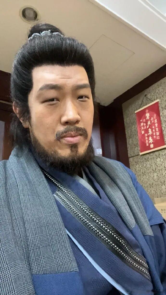 《庆余年》演员在山西一景区当NPC，身高2.16米，“我需要稳定收入养家，如今A