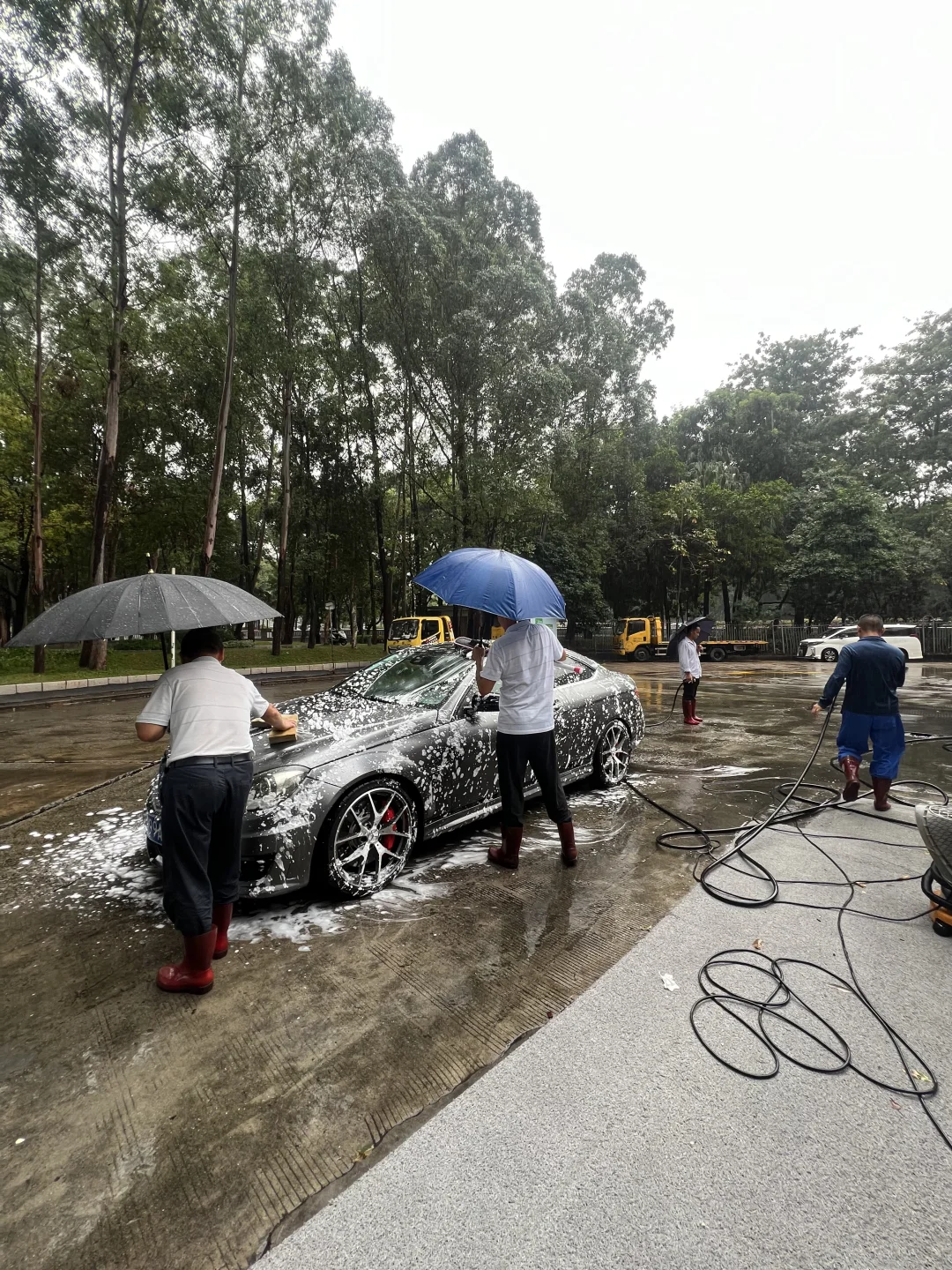 下雨天洗车是对车的尊重