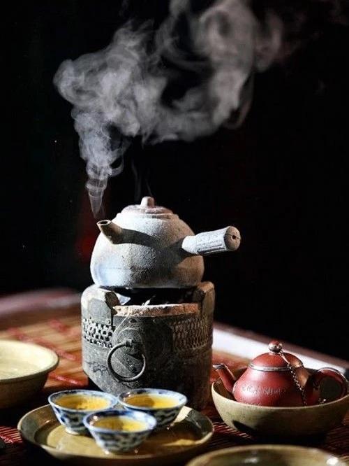 《七律～煎茶叙话春种秋收》

客至岩城入我家，
煎茶续水坐观芽；
诗成故国出渠口