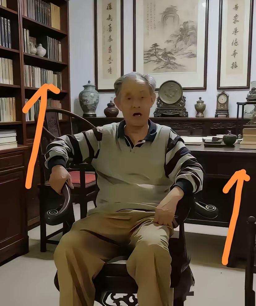 原来以为博物馆的馆长是一个清水衙门的职位，没想到你看到他家里面的摆设件件都是价值