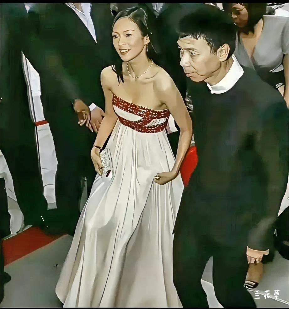 这是早年间冯小刚和章子怡在一次活动中的照片。
冯导的萎靡形象与章子怡的青春靓丽形