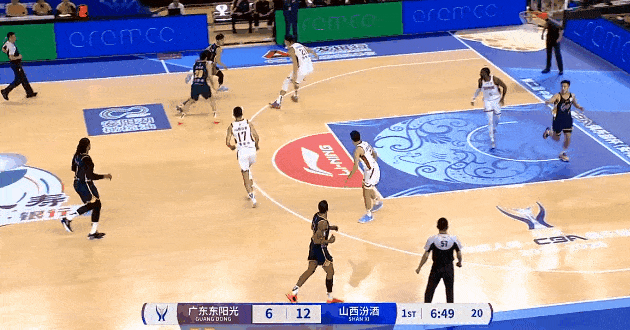 徐杰就是小外援，享受包夹待遇，基地妙传王少杰扣篮




徐杰赛季首秀表现不俗，