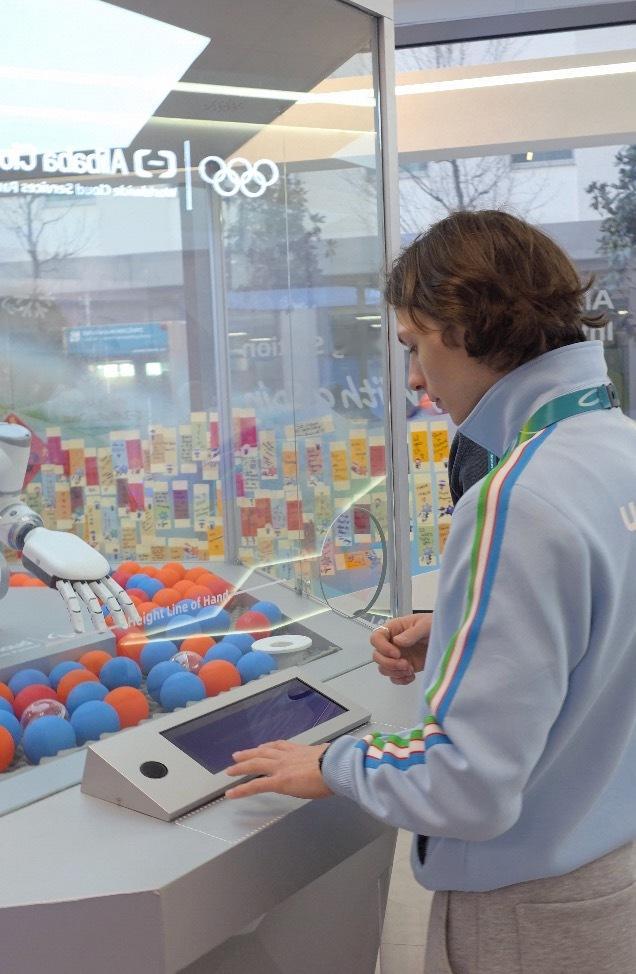 一张福字，一笔一划写满了对中式文化的尊重。一枚徽章，一来一往联结起五洲四海的情谊