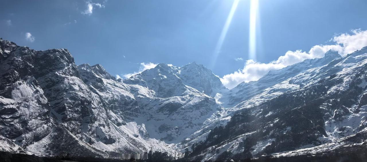 冬日生活打卡季雪山、阳光和蓝天！
