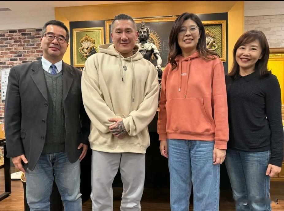 今天晚上馆长和国民党主席郑丽文及副主席萧旭岑一起共进晚餐，希望他们可以一起合作让