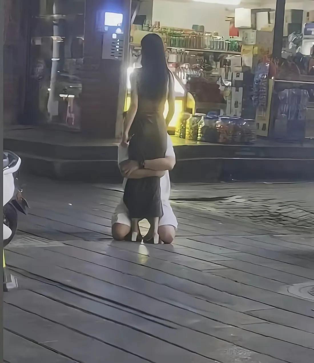 哥们，何必呢，放手吧，人家不爱你！
男儿膝下有黄金，跪天跪地跪父母，这种卑微的爱