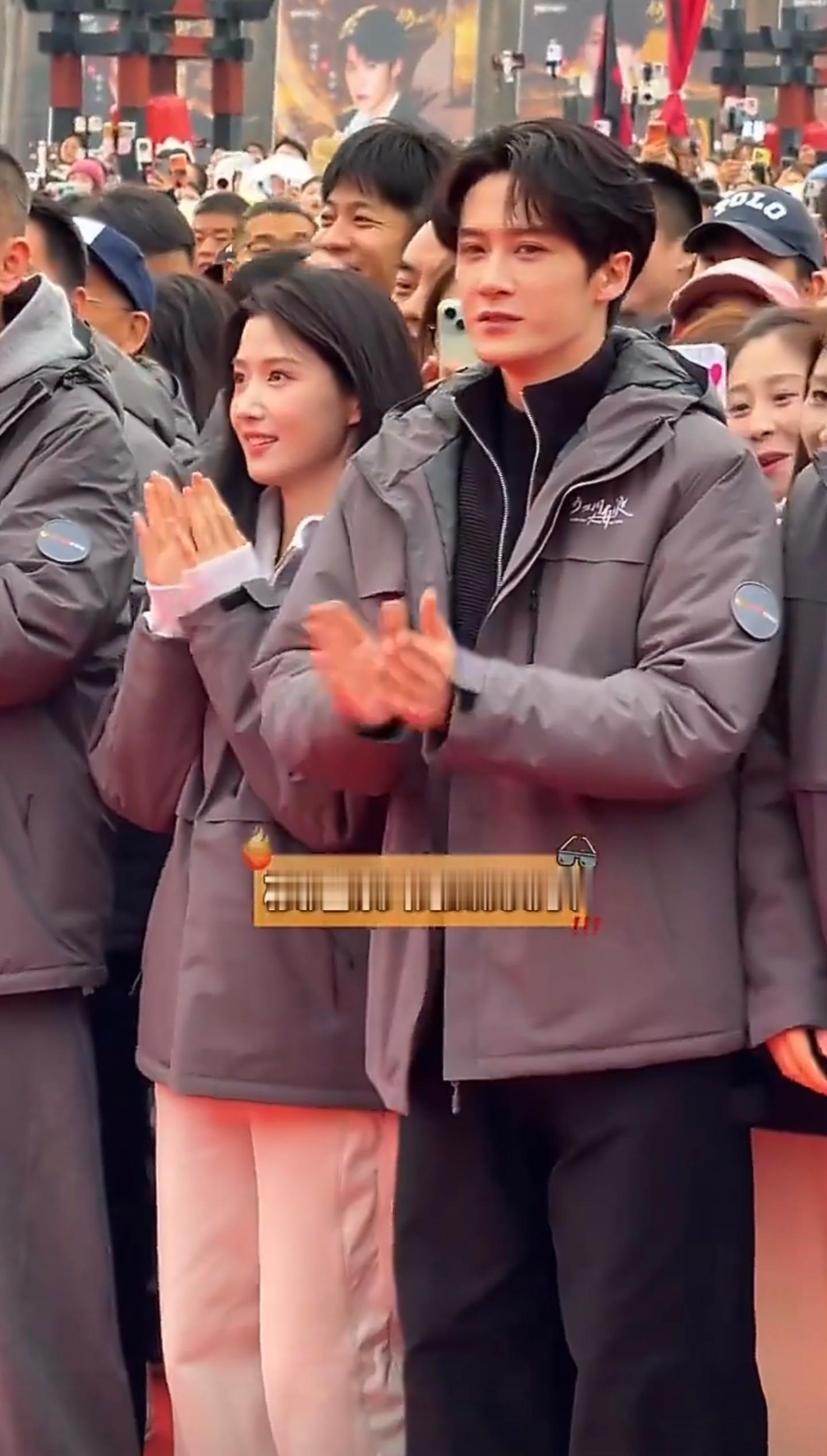 檀健次卢昱晓新剧开机照檀健次的演技还是很不错的，看了不少他的作品，这部剧也可以期