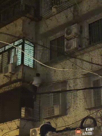 广东广州一个宝宝爬到窗台上去玩，谁料卡在了防护栏上，双脚腾空，非常危险。

这一