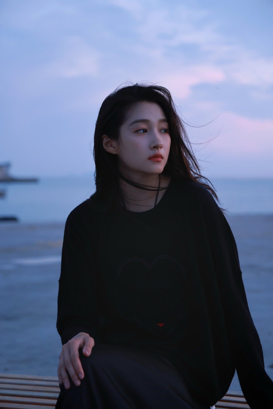 关晓彤日落后漫步在码头关晓彤分享日落后的蓝调时刻关晓彤分享日落后的蓝调时刻 ​！