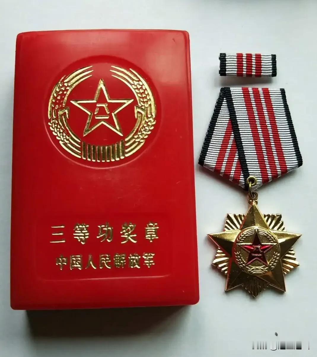 在部队表现突出有五种奖励，分别是嘉奖、三等功、二等功、一等功和授予荣誉称号。
