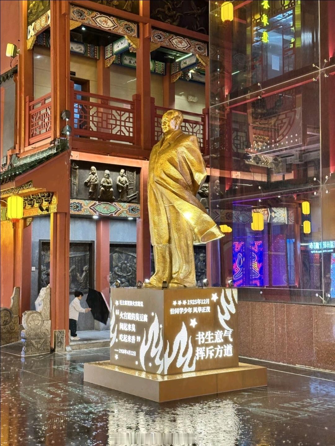 前两天有人在长沙拍到的，NBA球星保罗·乔治去了火宫殿。那个地方我去过很多次。图