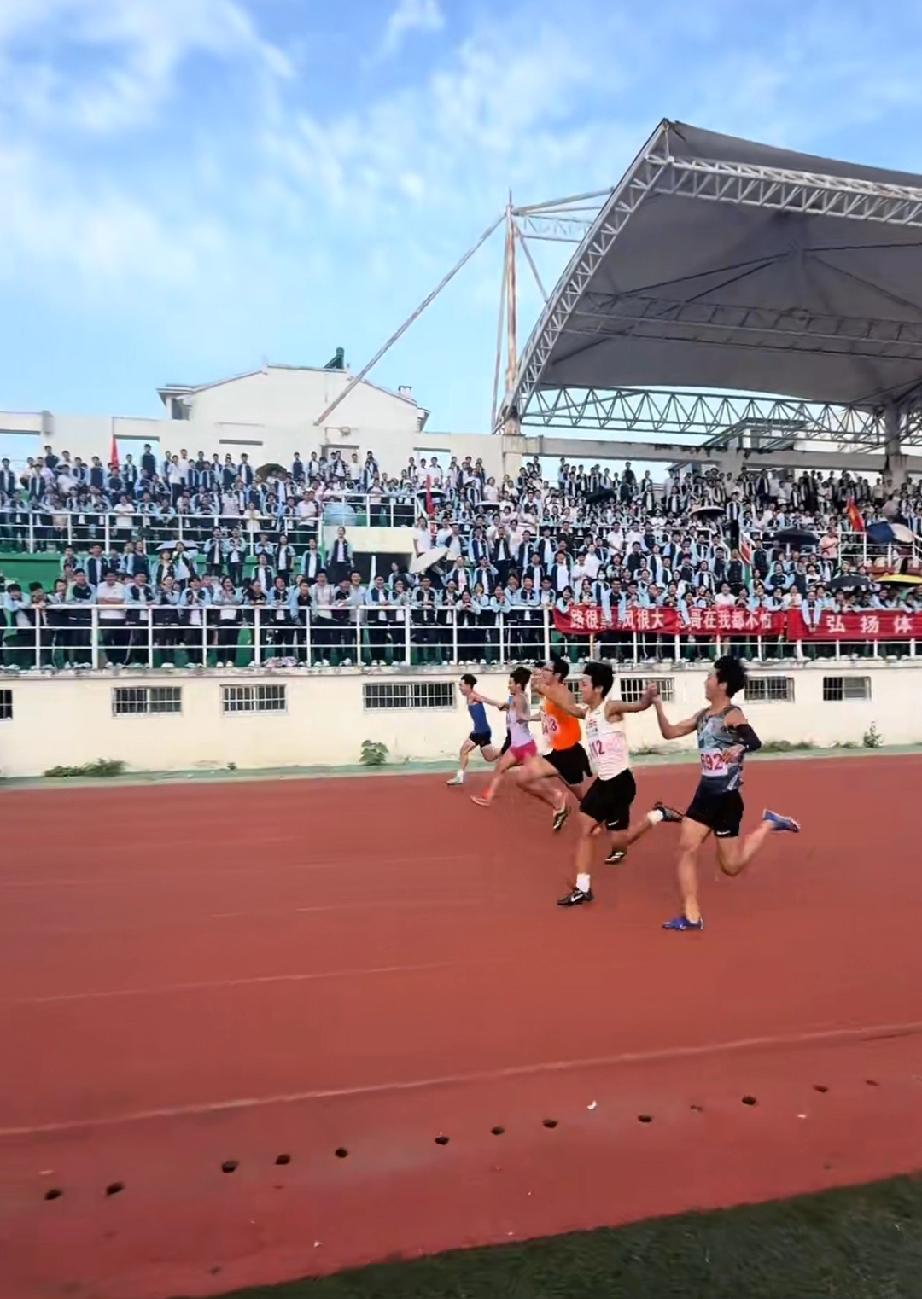 妈耶，这就是青春。高三进行最后一次运动会，跑步比赛快到终点的时候，一位同学拉起了