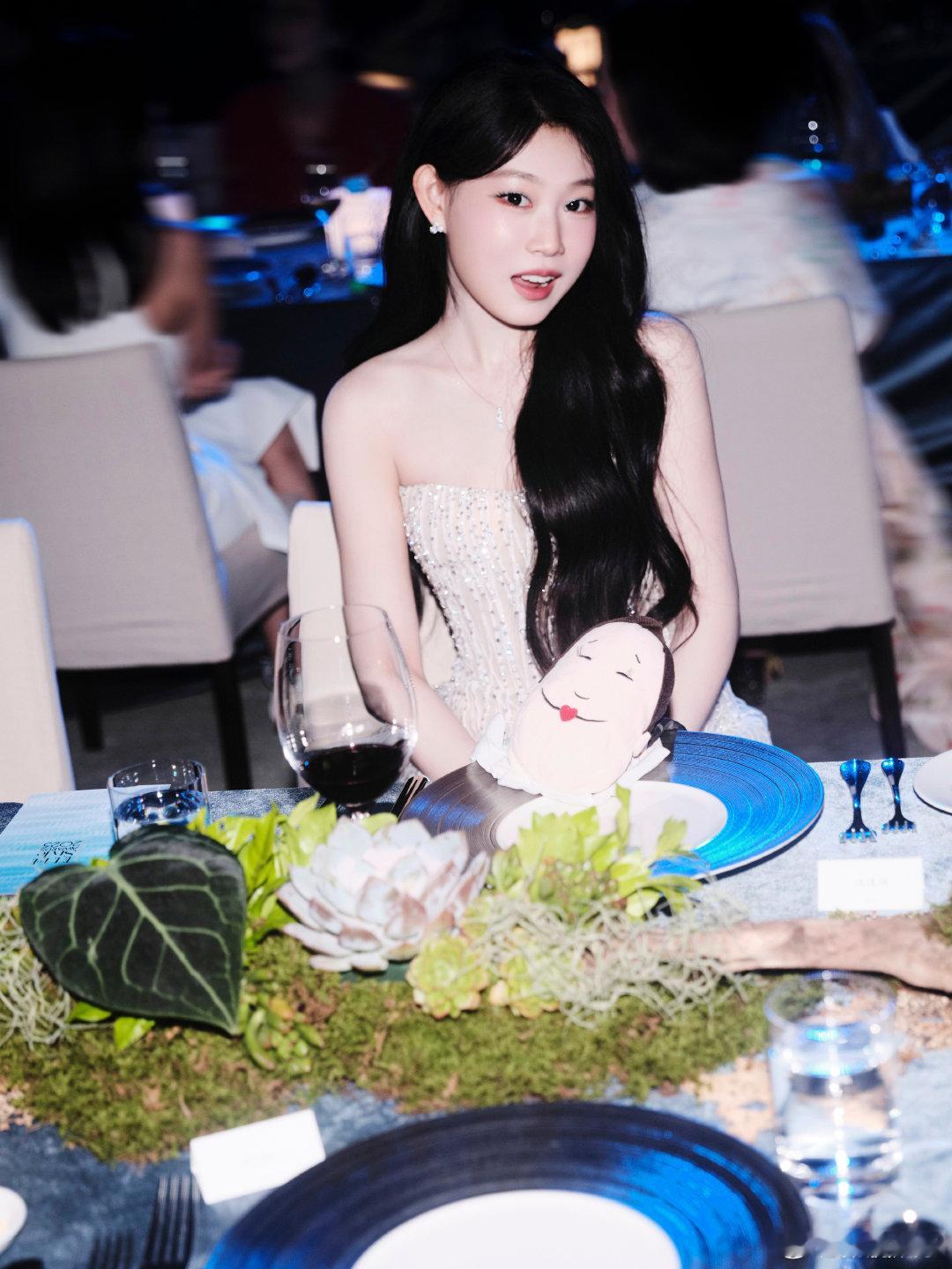 沈佳润今年跨年可忙坏了 在这个特别的夜晚，沈佳润的表现无疑是亮点，她的甜妹风格与