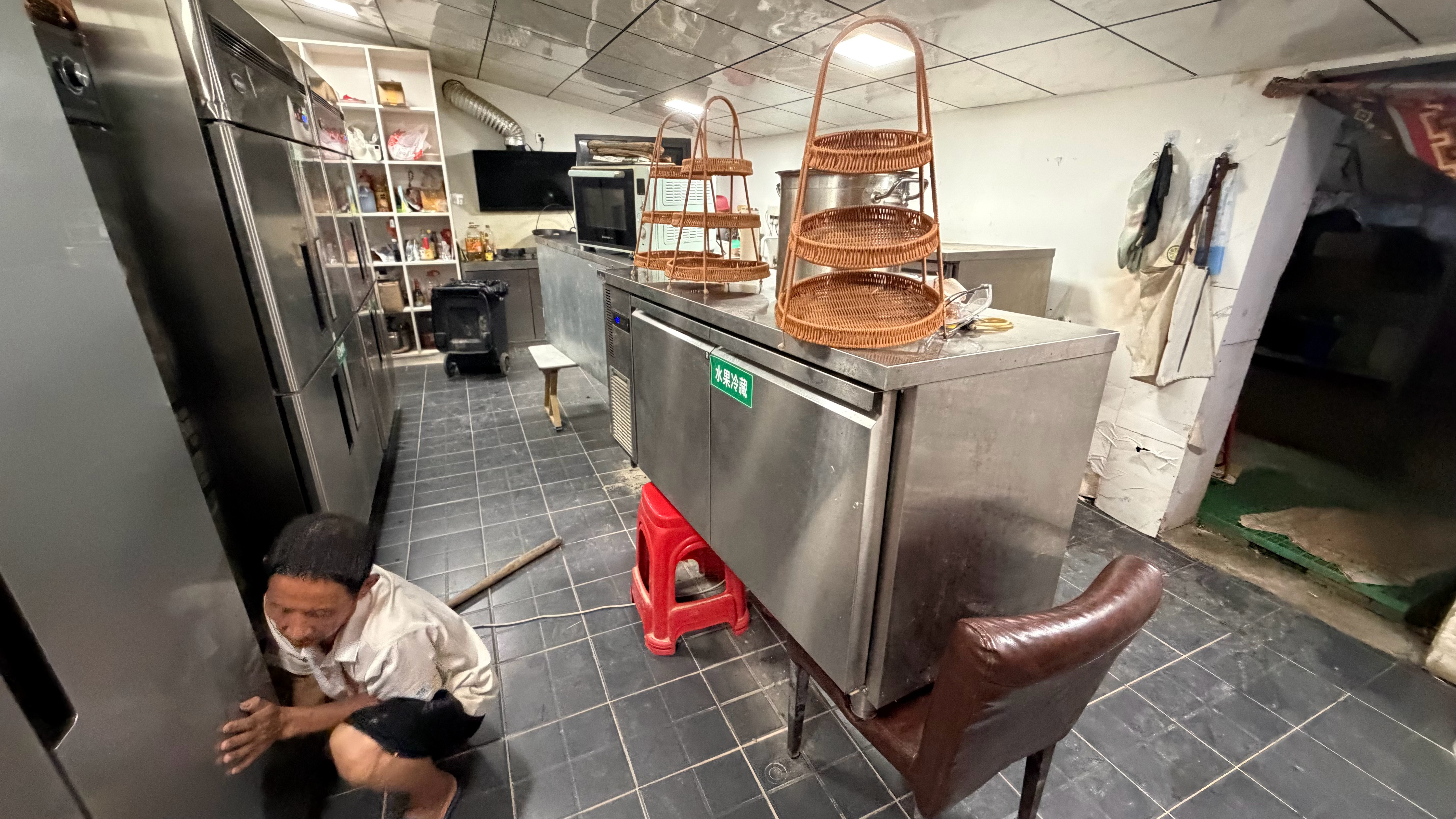 台风红霞冰箱我垫这么高这下应该稳了吧？下午的大风住宿的帐篷已经烂了俩了4000多