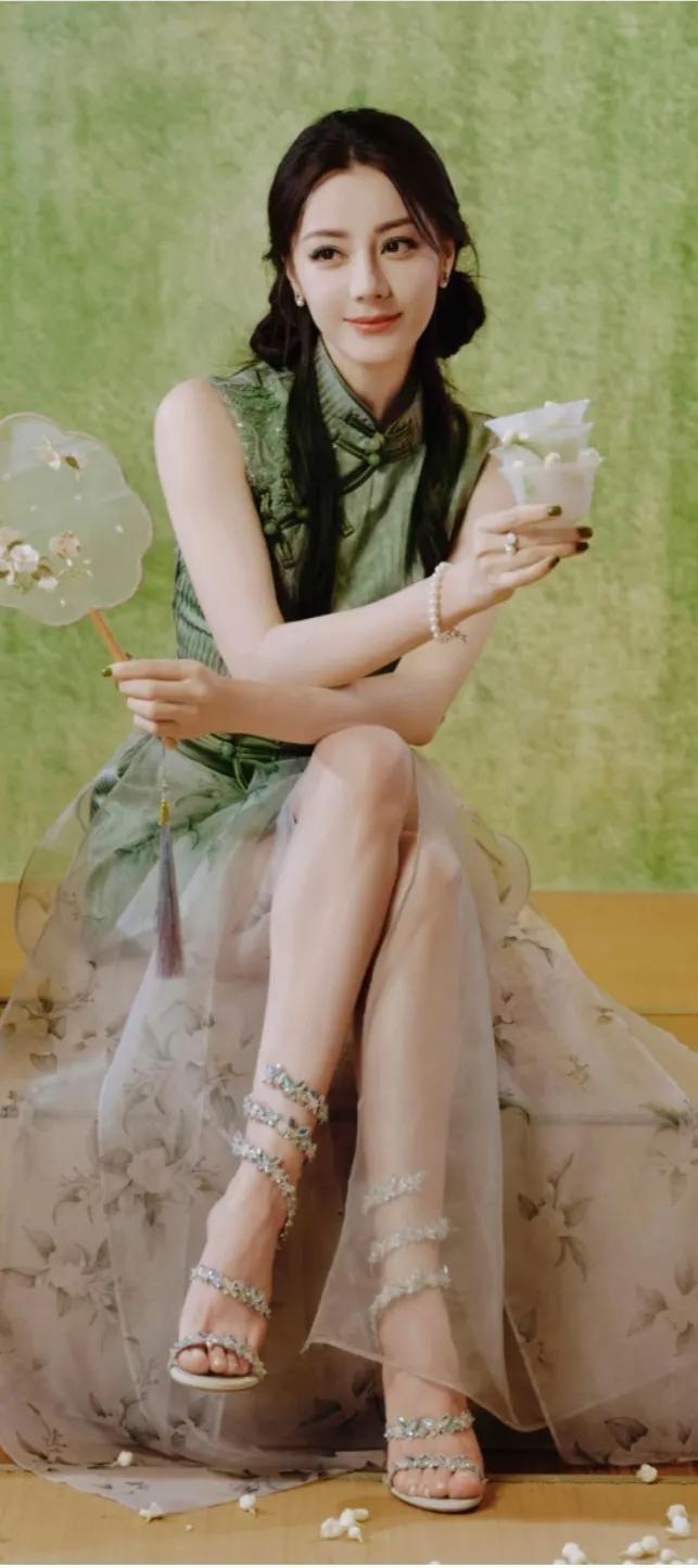 迪丽热巴，这么精致的容颜，瘦小的骨架，怎么能有这么大的脚趾头？
