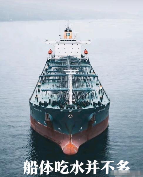 俄罗斯放的鱼饵很大，英美两条大鱼同时咬钩。

俄罗斯一艘老旧的油轮“贝拉一号”空