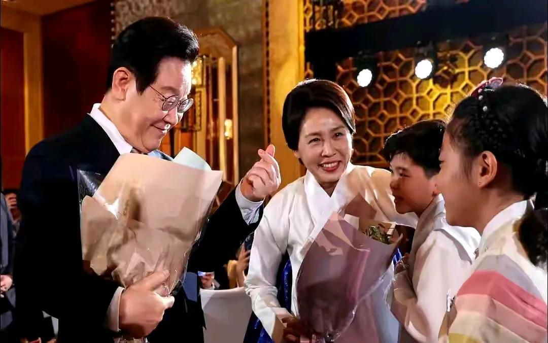 韩国总统李在明和夫人金惠景出席在华韩国侨胞举行的盛大晚宴，受到了热烈隆重的欢迎。