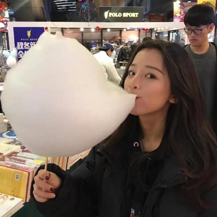 我真的太喜欢我的朋友们了 虽然嘴上总是互相嫌弃 但遇到困难总是毫无条件站在我这边
