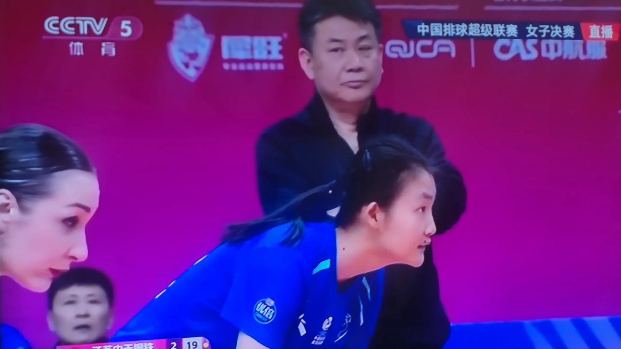 今天江苏女排能够拿下比赛，不是江苏女排多么强大，首回合比赛不过是上海女排主动送的