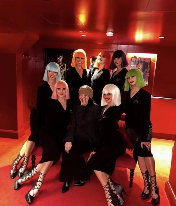 Lisa的疯马秀肯定是要演了，在秀场的内场照曝光，本人也在社交平台上表示迫不及待