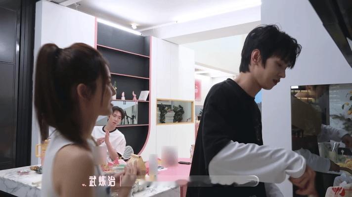 00后甜妹倒追大八岁年上男 炼炼的温柔和勇敢真的太戳人！外表是软萌甜妹，内心无比