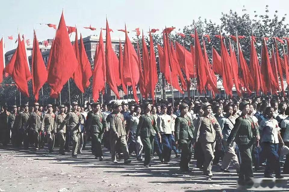 1967年，北京。时代的记忆！[鲜花]摄影：索朗日·布朗（Solange Bra