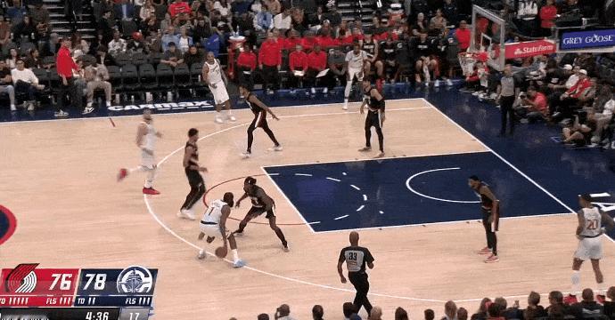 今天主打串联！哈登送出第13次助攻！
在今天NBA常规赛快船对阵开拓者的第三节比