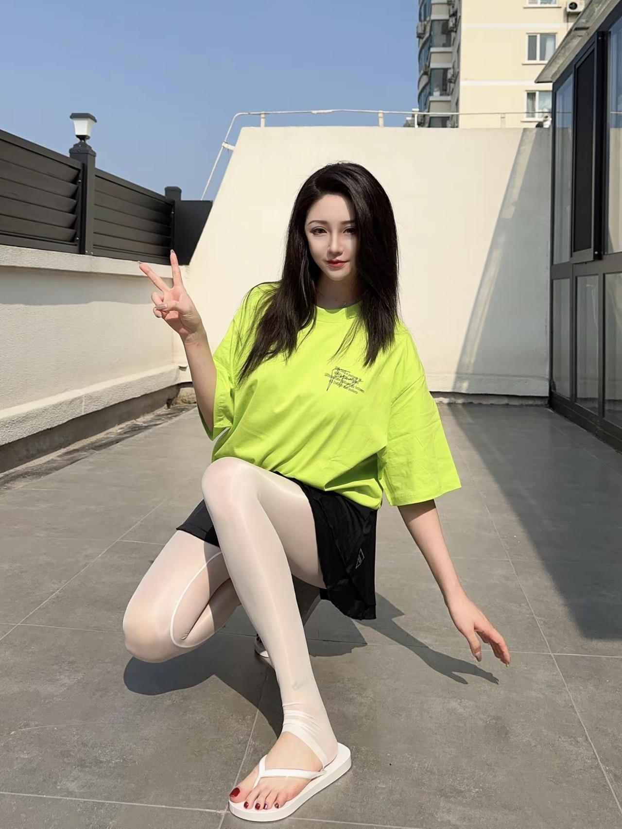 白到发光✨。今天的穿搭打几分 夏日穿搭显腿长 人字拖穿搭 脚美甲