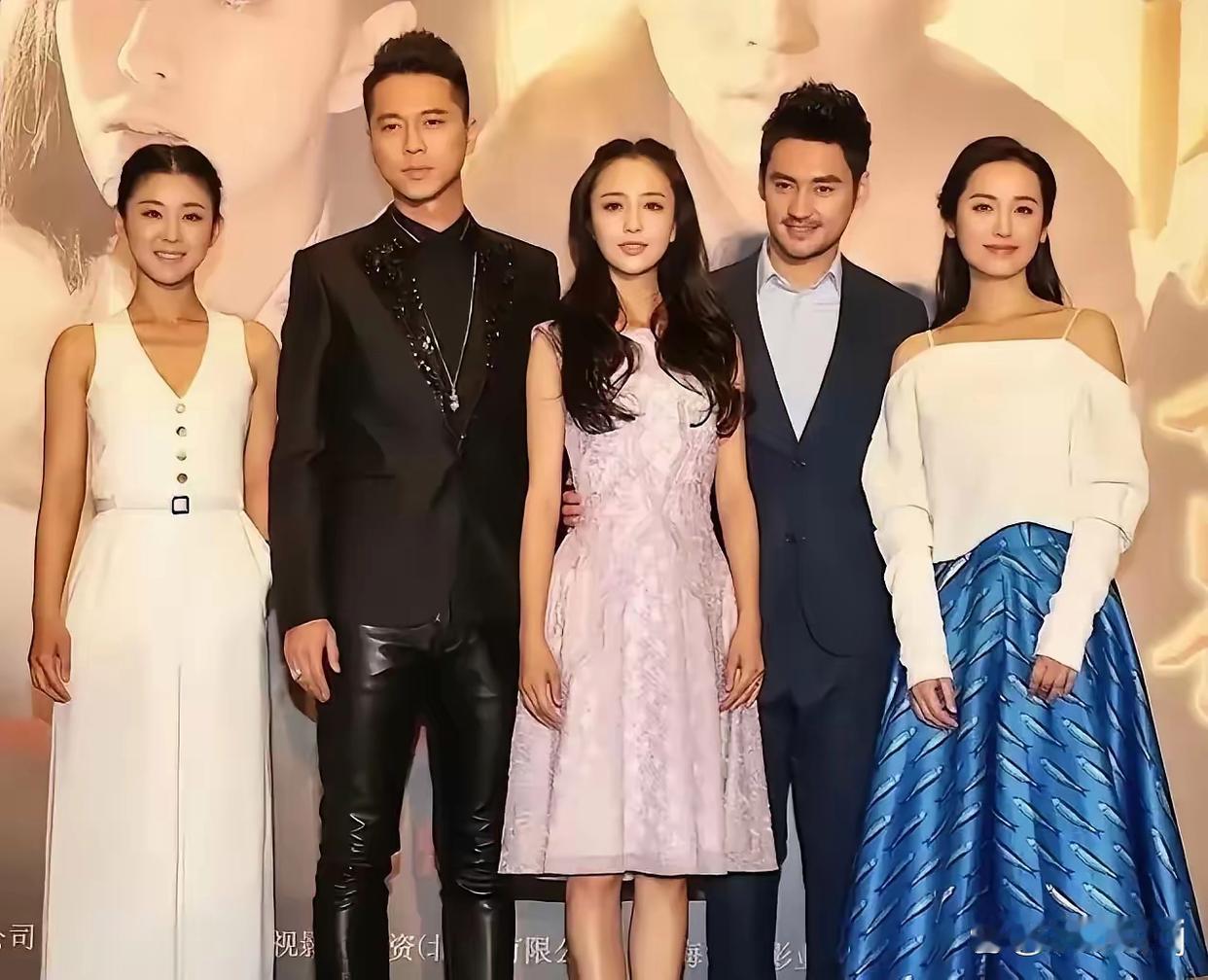 以前的演员还都是黄皮，也还不流行往身上大面积扑粉。 ​​​