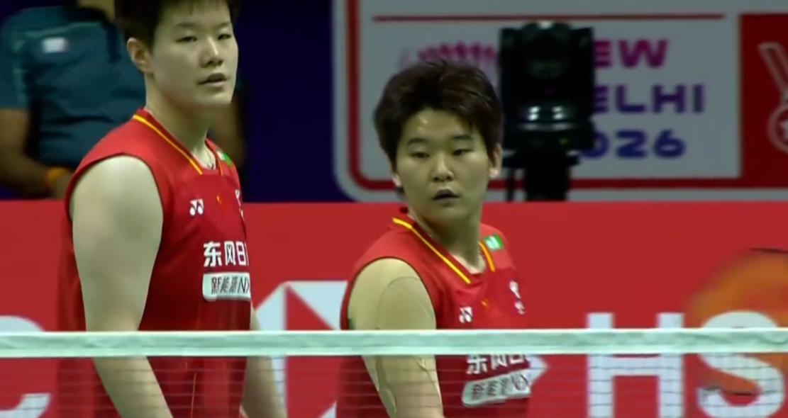 羽毛球世锦赛女双决赛，刘圣书/谭宁一上来便以15：21输给白荷娜/李绍希，丢掉首