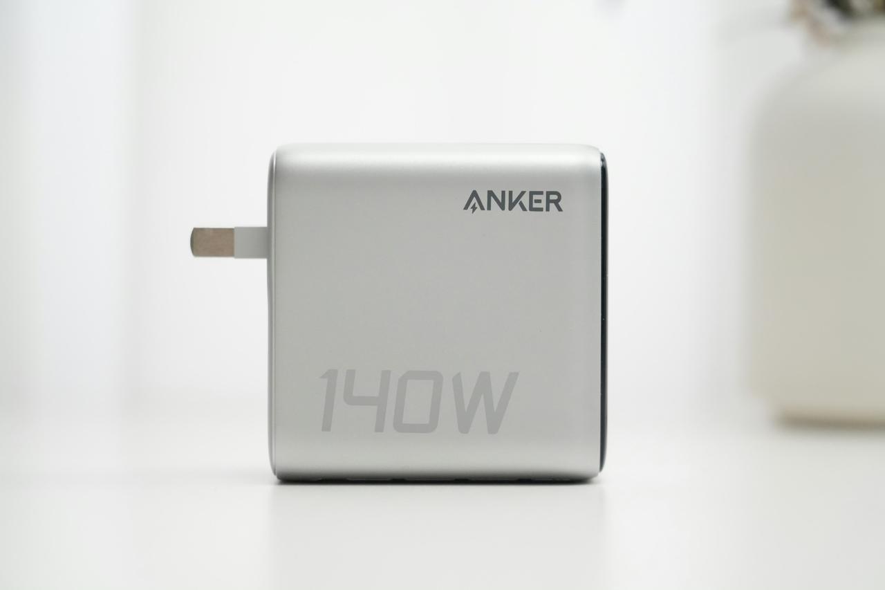 作为常年同时用笔记本、手机、平板的数码党，出门得带多个充电器不说，遇到插口少的高