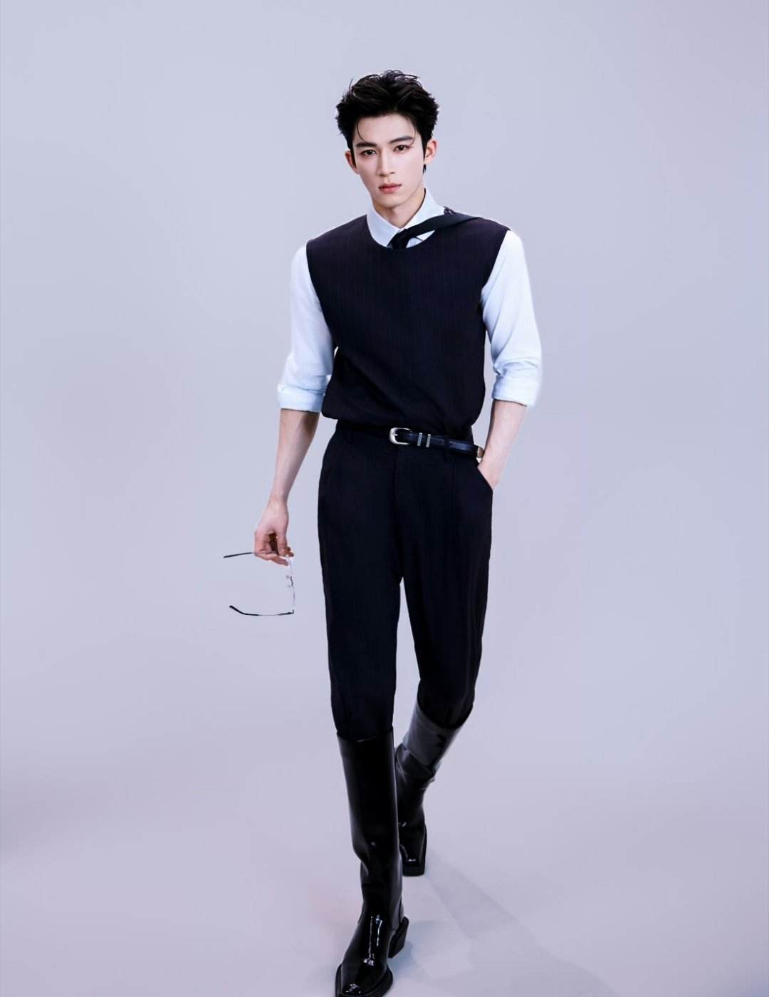 王星越戏内娇夫戏外丈夫戏里是文官戏外身材实际是武官来的～ 