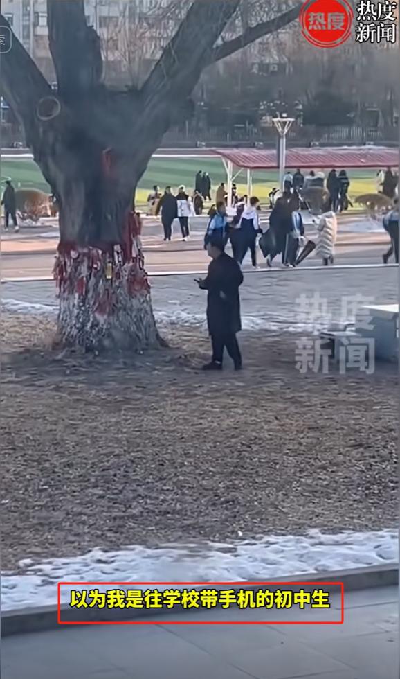 “好大的官威！”内蒙古呼和浩特，初中毕业生回到学校看老师，在操场拿出手机拍照时，