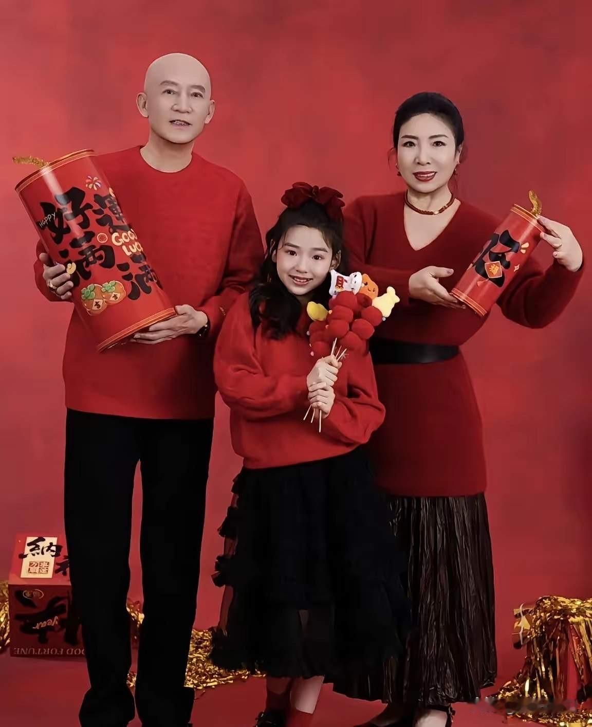 终于晓得小酒窝像谁了！
原来是随了姥姥呢！
瞧这脸型和眼睛，简直像到了极点！
小