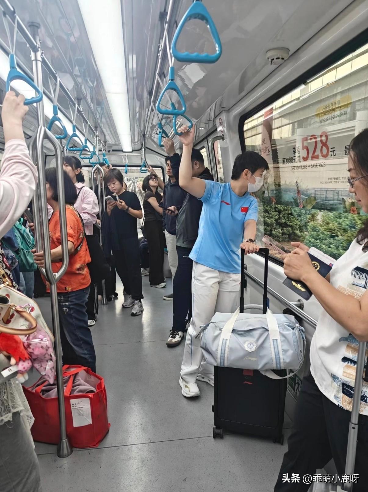 对什么都好奇的莎莎，第一眼还以为莎莎坐着公交车呢。
定睛一看原来是机场摆渡车，还