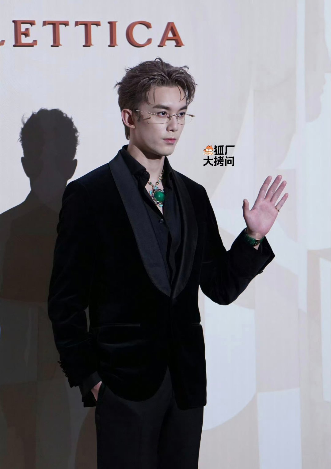 吴磊 今日份生图！高智矜贵感大帅哥[馋嘴] ​​​