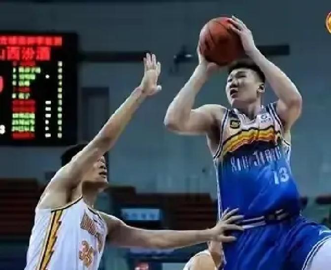 他放弃顶薪加盟争冠队，却连球都摸不到。
 
场均时间从25分钟砍到不足15分钟。