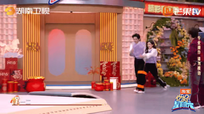 李一桐曾舜晞这是我能看的吗你好星期六 救命！曾舜晞给李一桐系鞋带也太甜了吧！ 