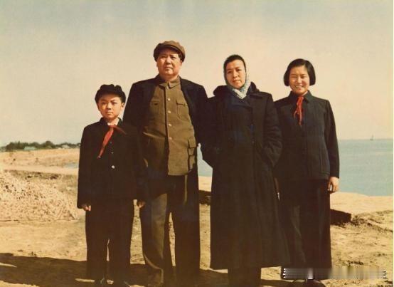 1957年青岛会议期间毛主席五次畅游青岛，离开时深情表示以后还会再来青岛吗？
1