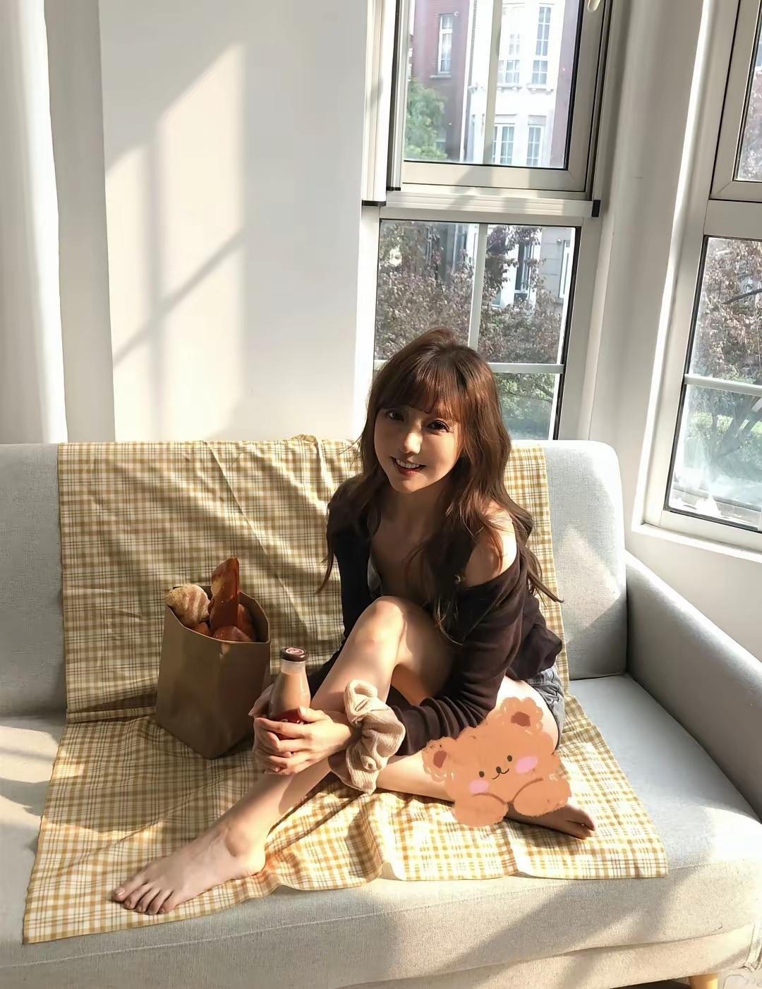 天冷了中午在阳台晒晒太阳喝喝奶茶