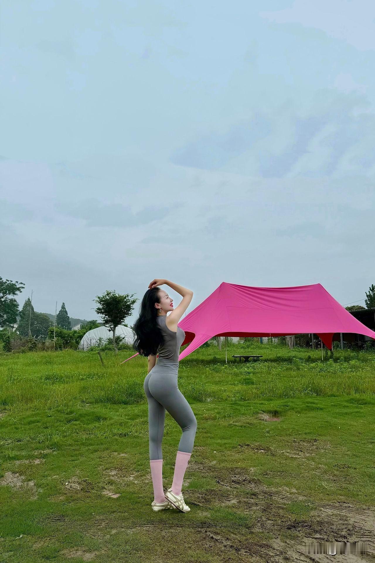 在绿野间，与自然共舞，感受自由与宁静。🌿💃🌿