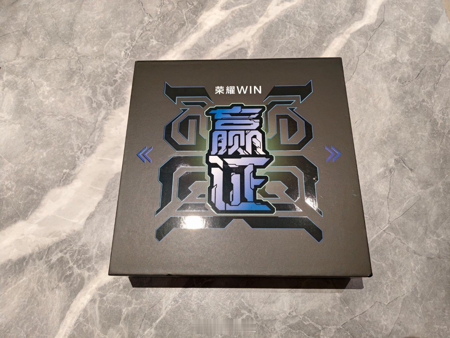 荣耀WIN系列发布会邀请函很抽象，也很硬核。一个亚克力表情包，将杀马特风格刘海磁