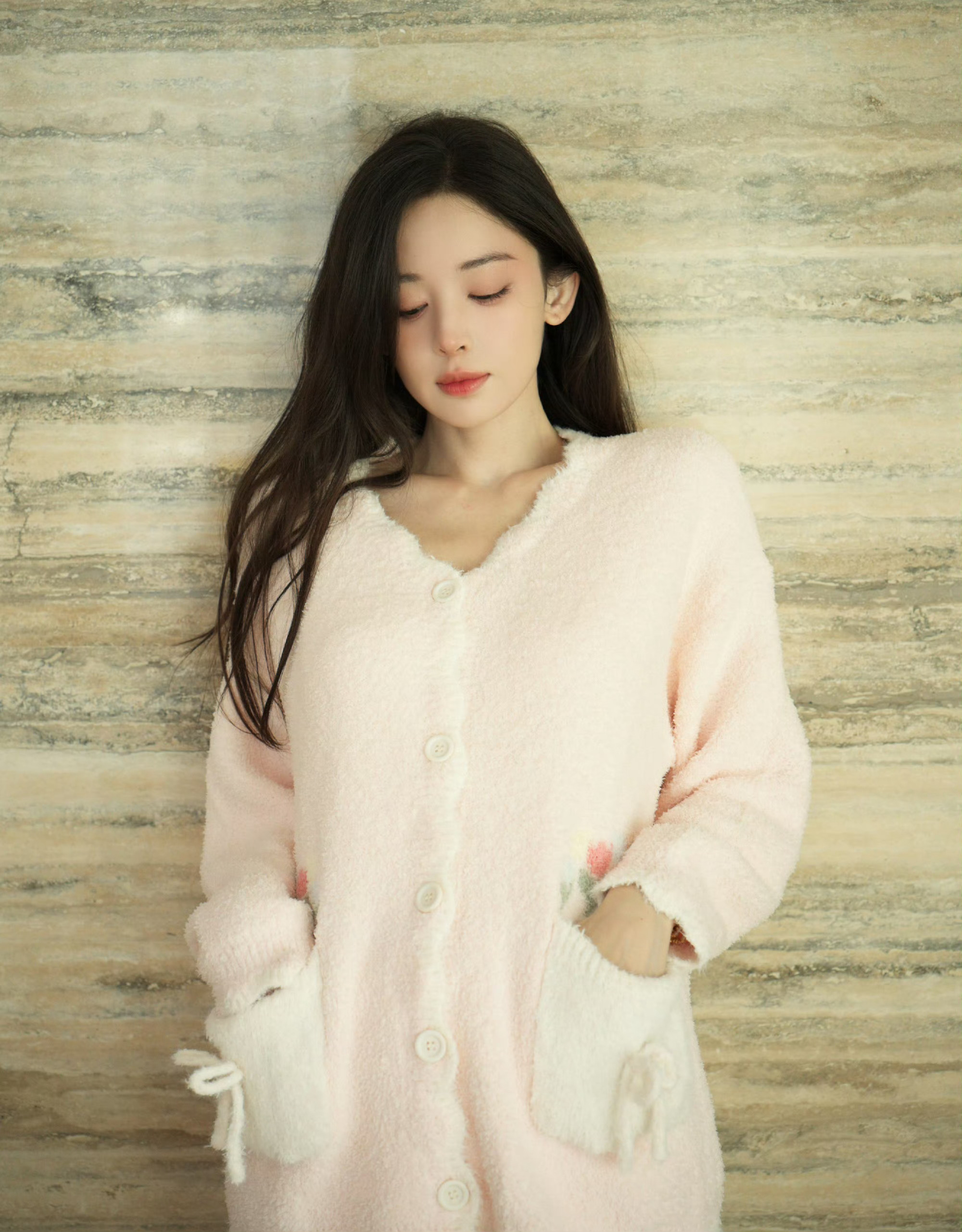 在家拍照技术哪家强？娜扎告诉你：角度找好，表情搞怪，一秒出片