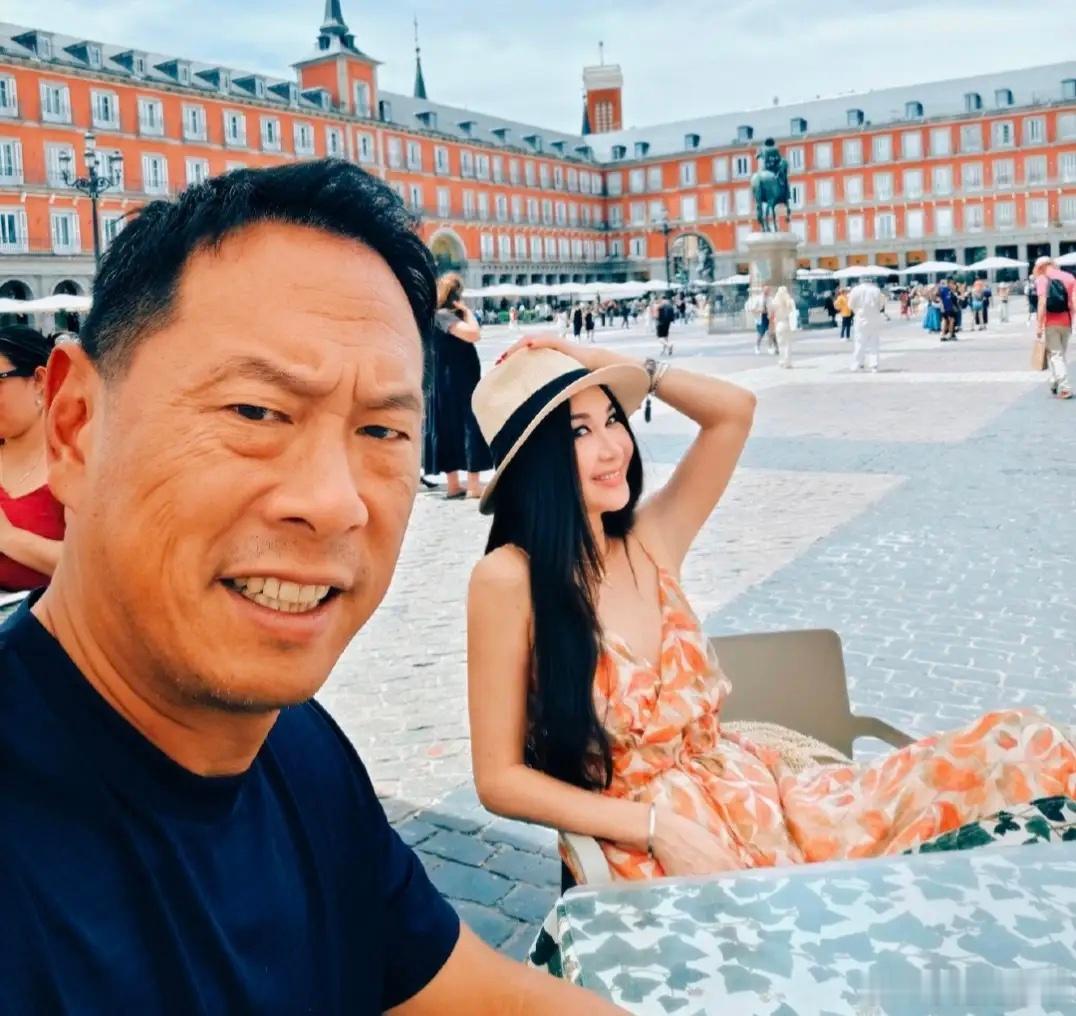 60岁温碧霞和老公何祖光一起到美国看望在外留学的养子，一家三口出游，看起来感情真