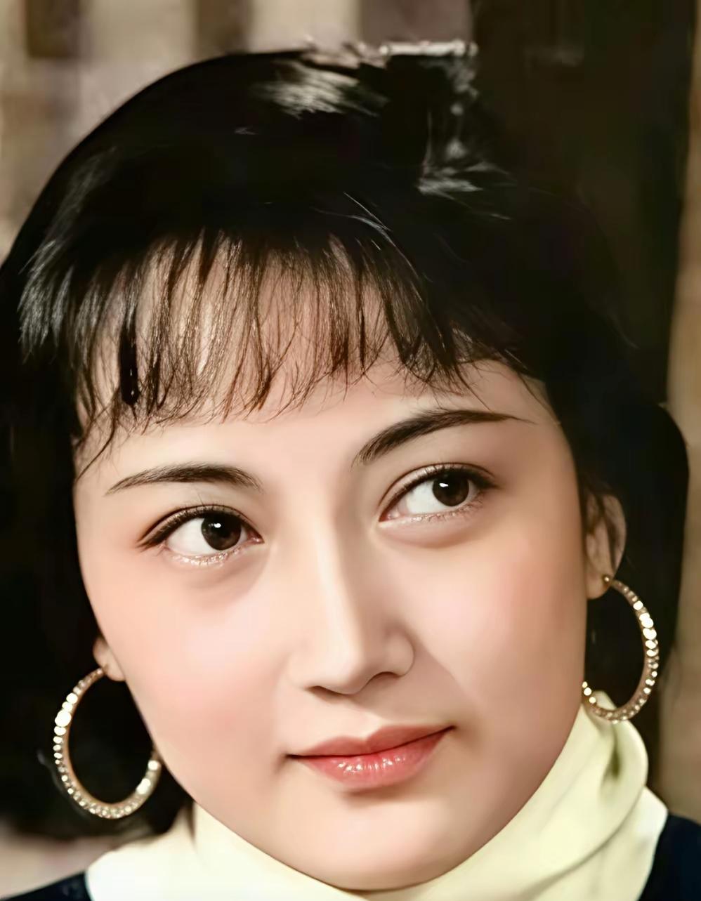 两位国宝级艺术家的美各有千秋🔥
王晓棠年轻时明艳灵动，颜值十分出挑。
秦怡年轻