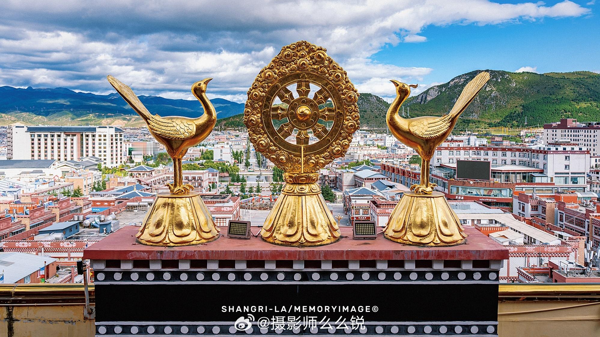香格里拉文博中心，藏文化的璀璨瑰宝！当你站在时轮坛城下，仰望这座金顶红墙的汉藏融